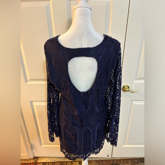 Francesca’s dark blue lace tunic size Large - Picture 4 of 5